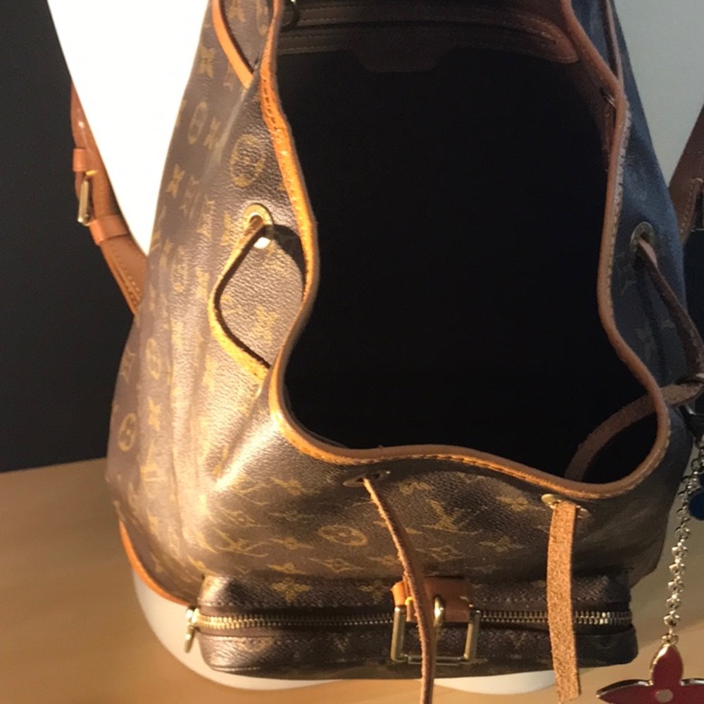 LOUIS VUITTON UNISEX BACK-PAC W/ADJUSTABLE SHOULDER STRAPS & OUTSIDE ZIP STORAGE - Picture 7 of 16